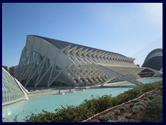 El Museu de les Ciències Príncipe Felipe, an interactive science museum with impressive architecture that resembles the skeleton of a whale and covers 40,000 m². This is the most massive of the structures and is situated in the center of the science area, 220m long, 80m wide and 55 m high. It opened in 2000 and was designed by Calatrava. It is surrounded by part of the Turia Gardens.